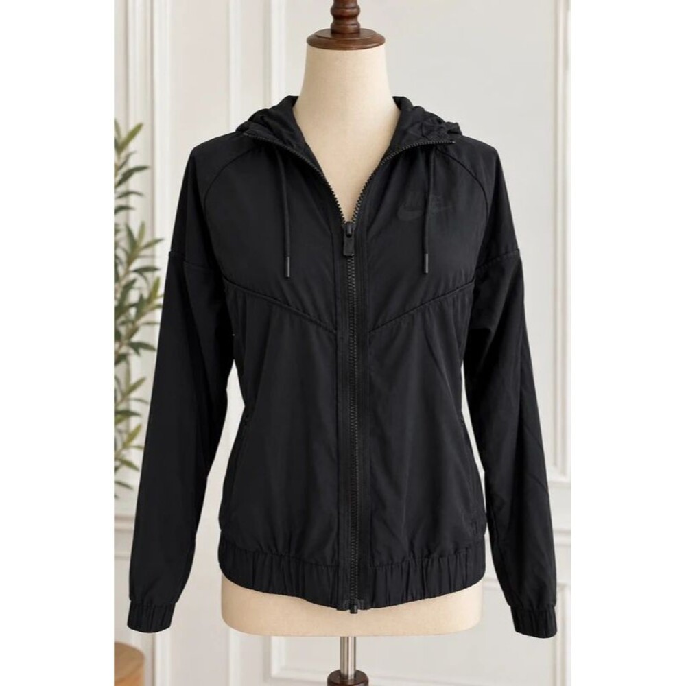 Nike Women’s Small Black Hooded Windbreaker Jacket Full Zip Lightweight Runnin